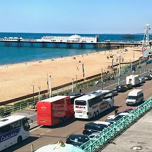 https://beachfront-3-bed-duplex-opposite-the-pier.brighton-hotels-england.com